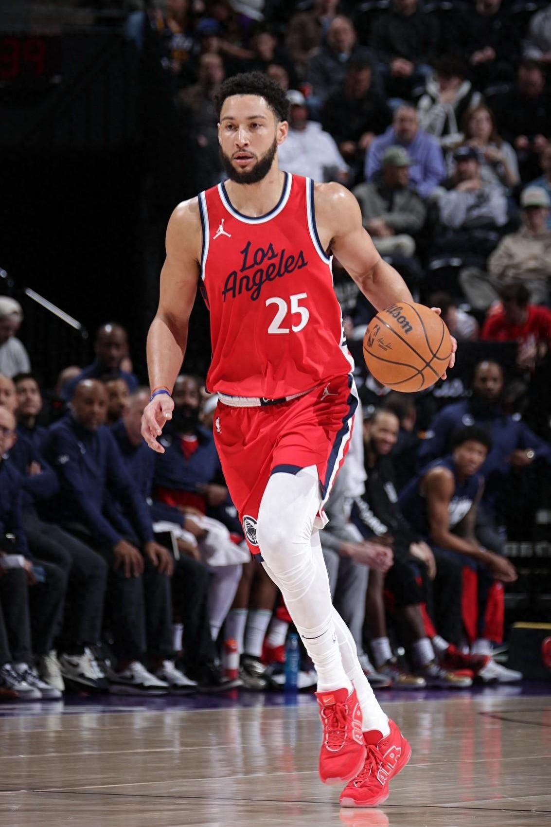 勇士B队翻盘西班牙男篮,西蒙斯送出助攻 勇士B队翻盘西班牙男篮,西蒙斯送出助攻