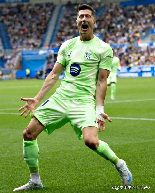 那不勒斯逆转丹麦，莱万完成帽子戏法的简单介绍