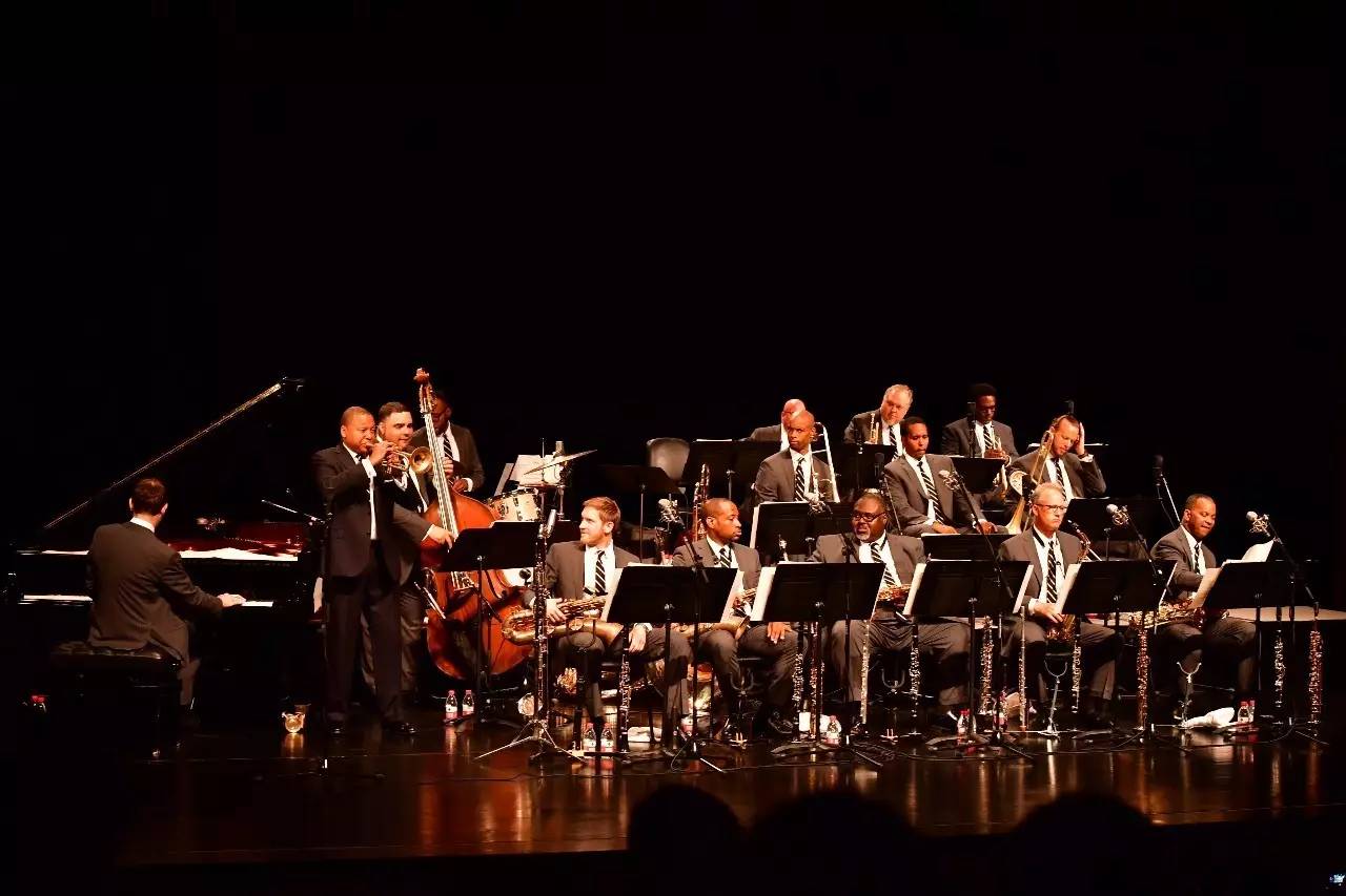 爵士队成员合作默契,以团队实力夺得胜利 爵士队成员合作默契,以团队实力夺得胜利