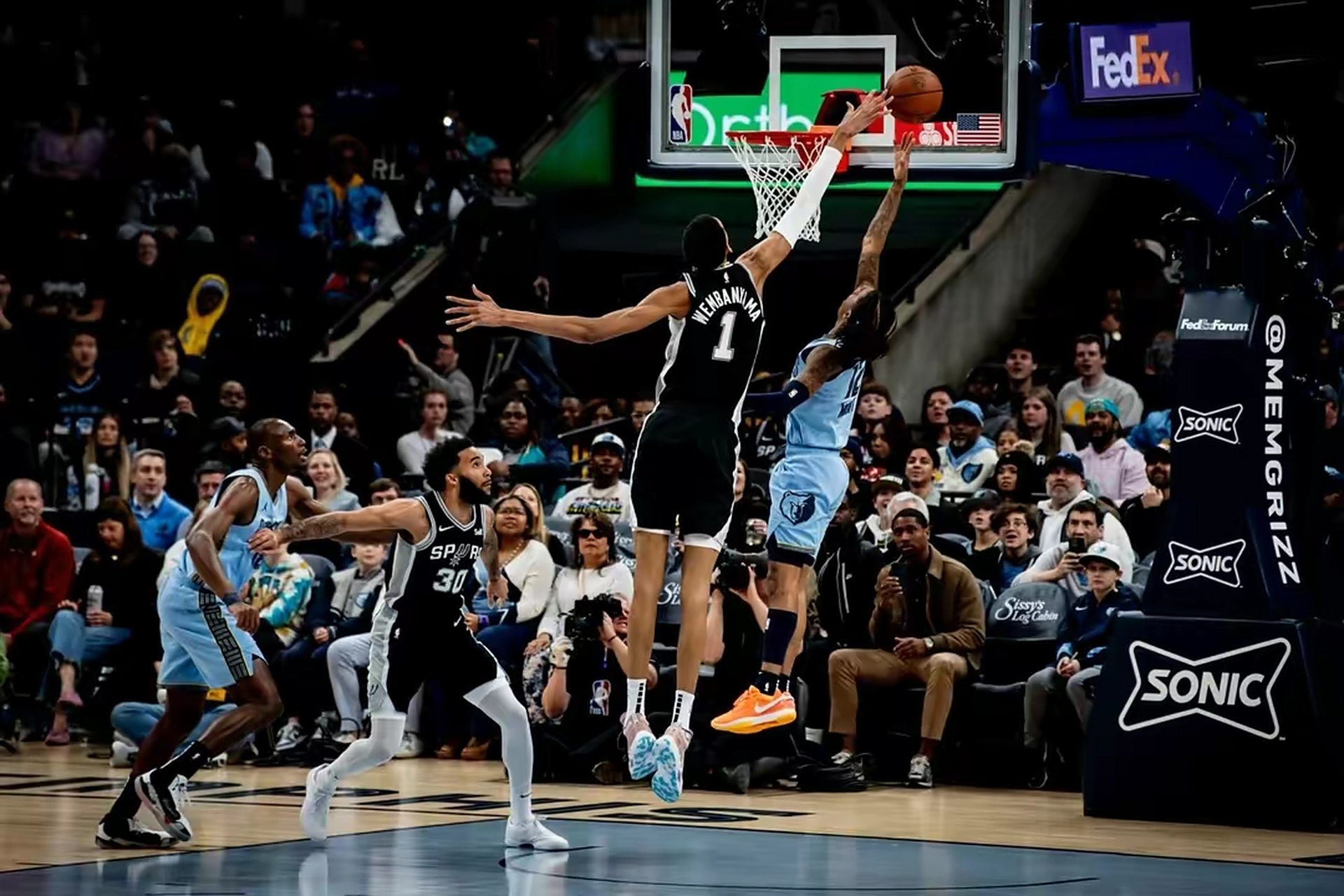 灰熊击败马刺,莫兰特练级成功 灰熊击败马刺,莫兰特练级成功