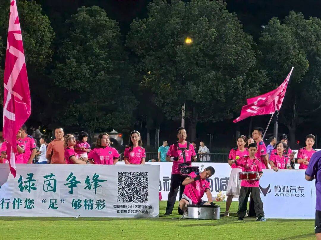 比赛波澜壮阔,球员们奋力奔跑,为荣誉而战 比赛波澜壮阔,球员们奋力奔跑,为荣誉而战