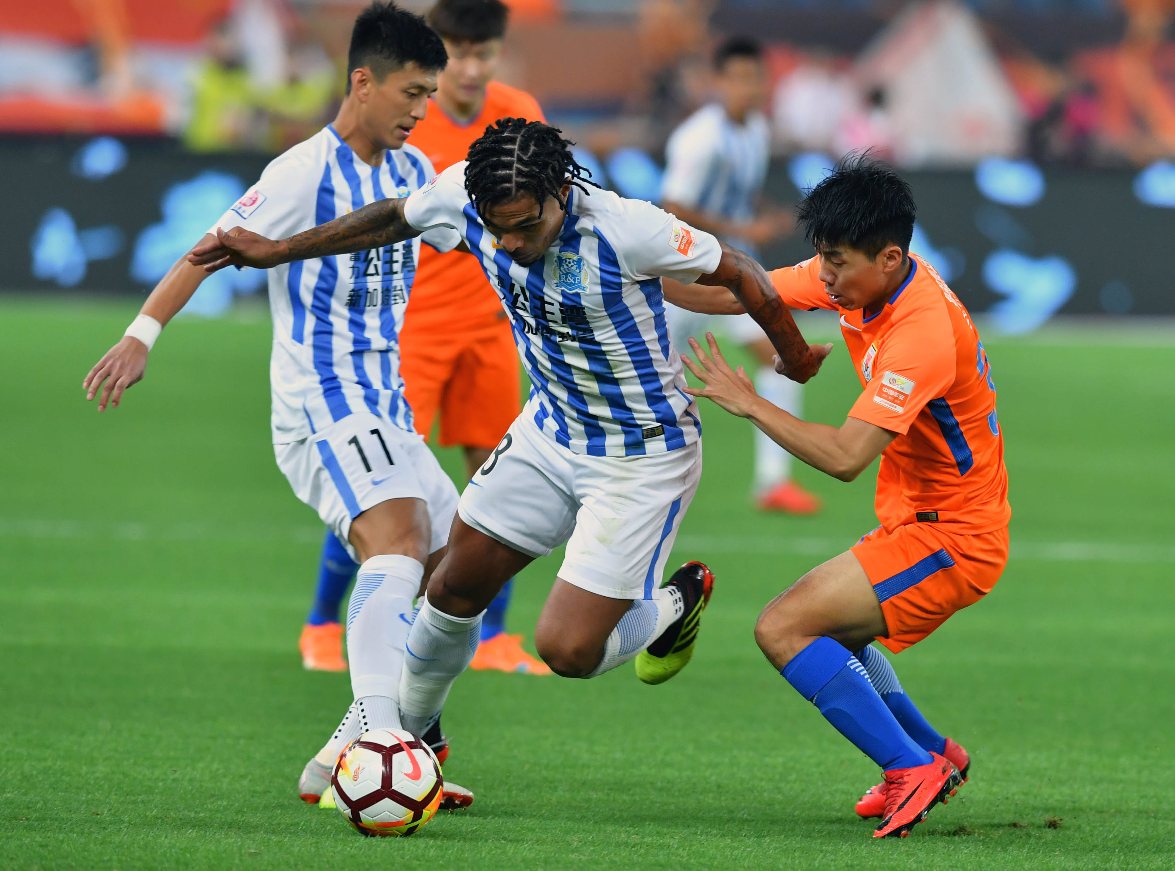 包含广州富力主场不敌广州恒大，遭遇挫败的词条