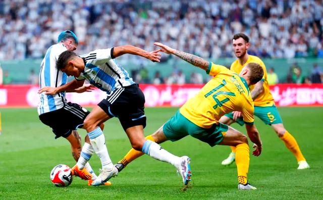 国际足球赛场上发生惊险一幕，球队实力对决