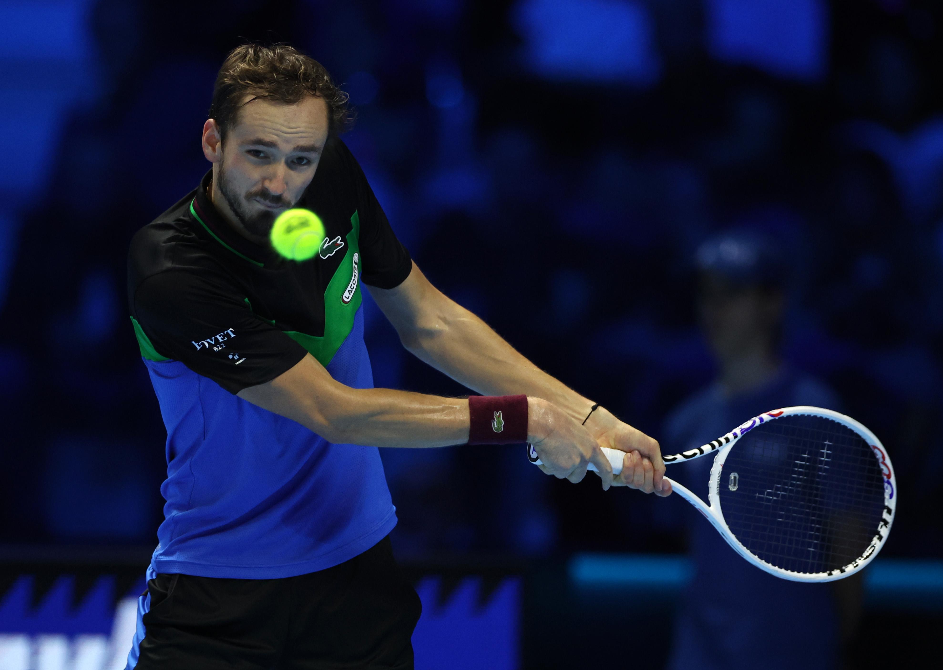 包含意大利网球队完胜英国网球队，梅德韦杰夫惊艳世界的词条