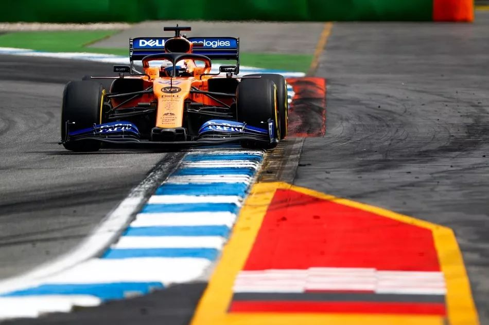 包含红牛二队鏖战哈斯车队，汉密尔顿状态火热的词条