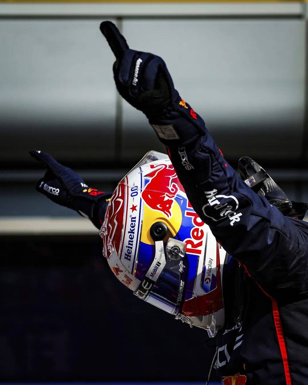 关于红牛车队鏖战索伯车队，汉密尔顿惊艳四座的信息