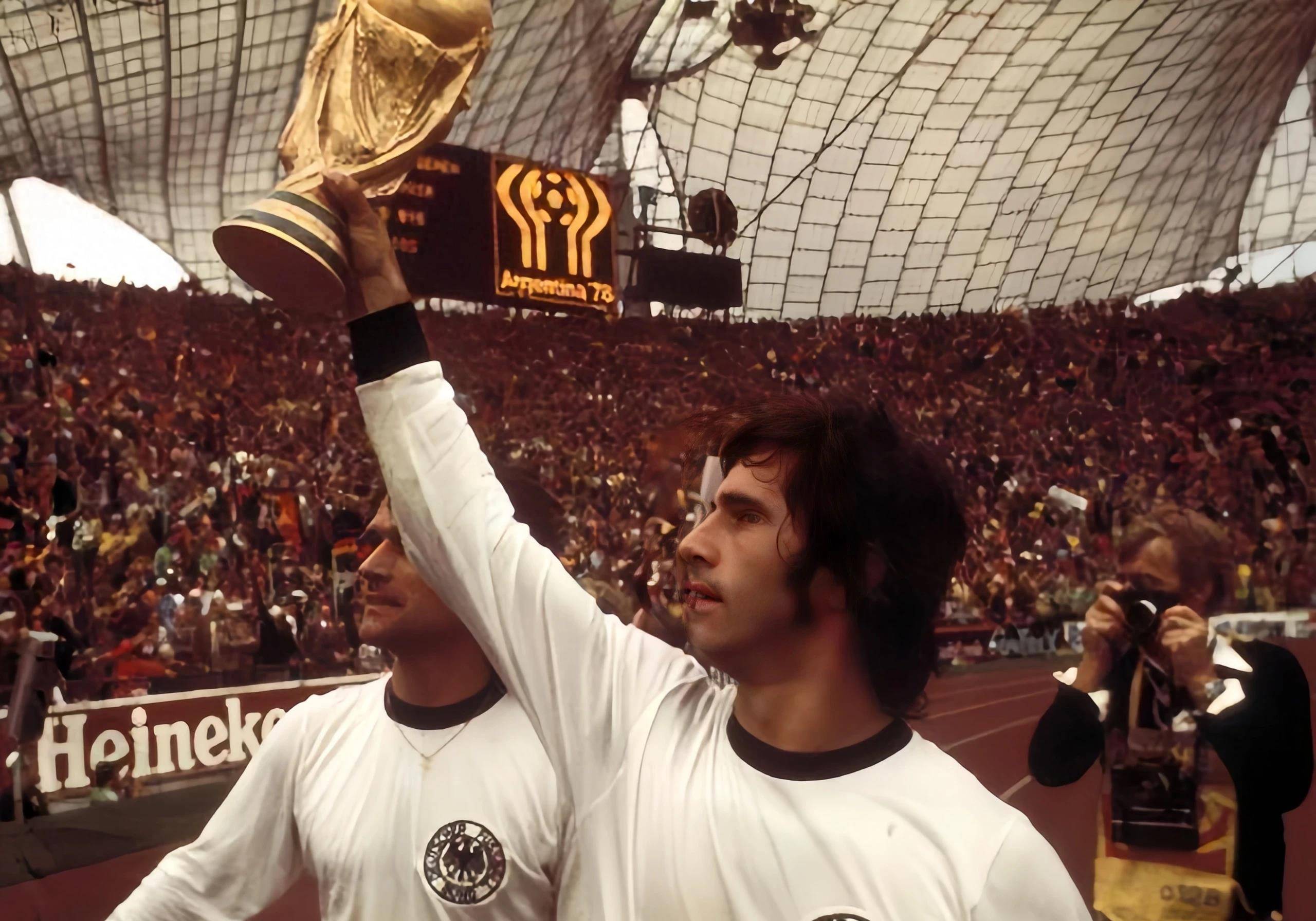 比利时轻取英格兰，穆勒带队取胜