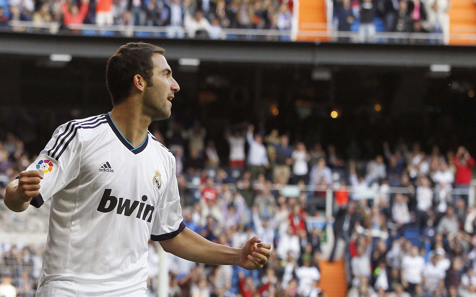 足球双城记，德甲争冠战火点燃，西班牙轻取卡塔尔展现实力